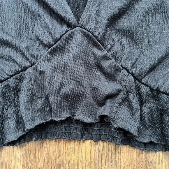 ZARA- Black Textured Smocked V-Neck Crop Top - M - Picture 6 of 8